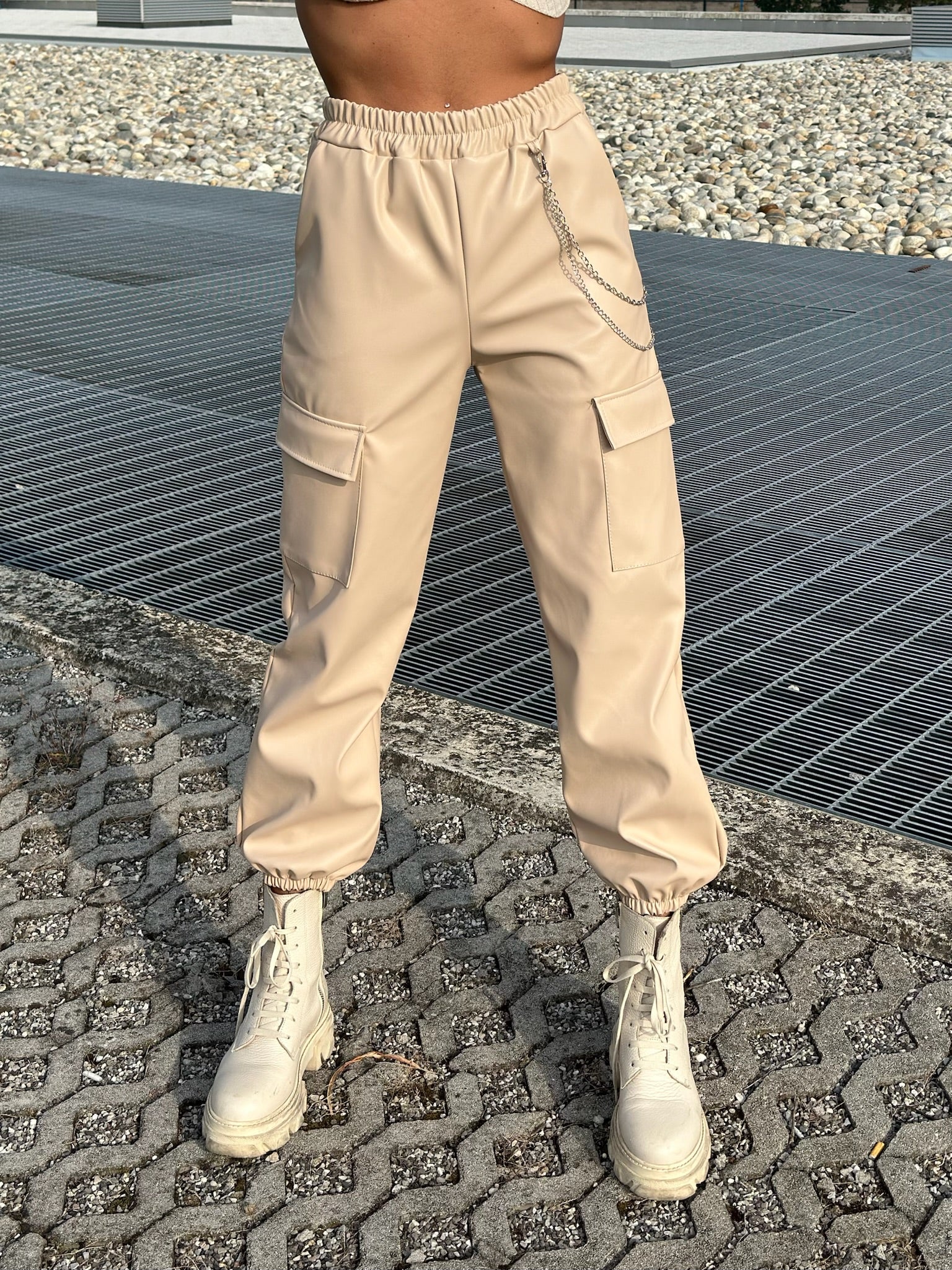 Pantalone in ecopelle con catenina beige