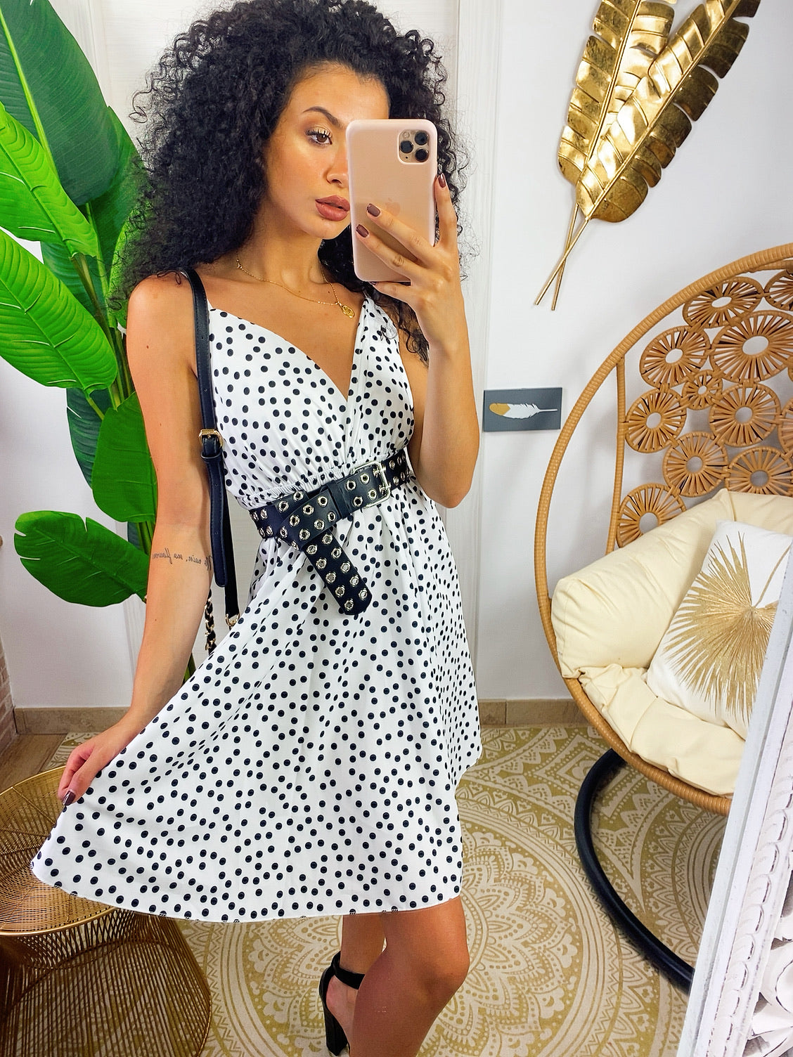 Abito con gonna ampia a pois bianco