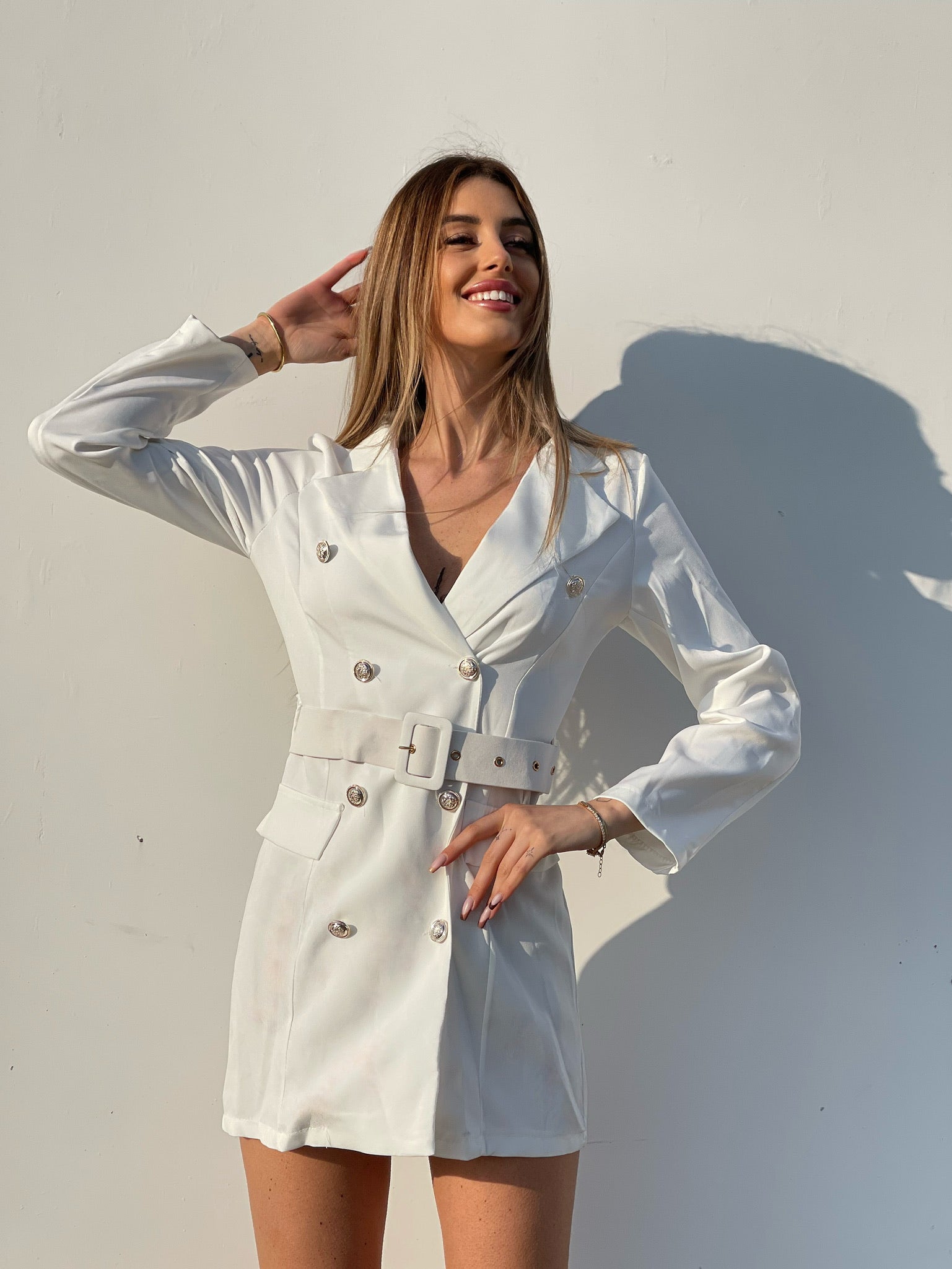 Abito a blazer bianco con bottoni e cintura