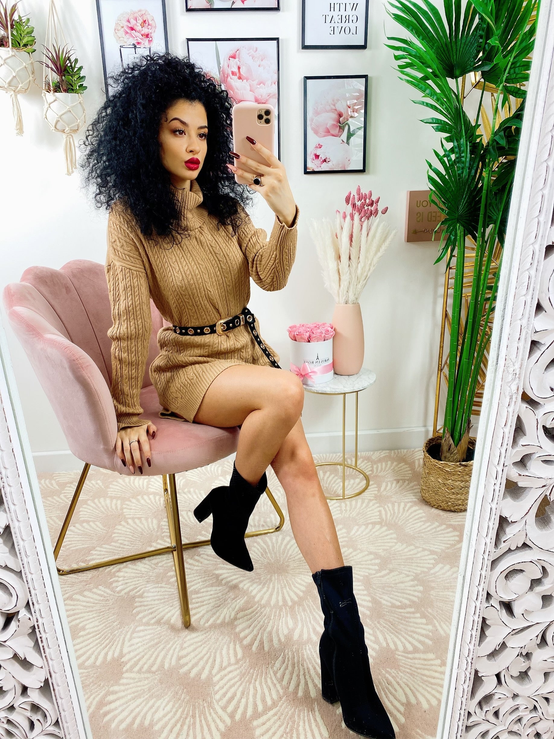 Abito in maglia a trecce collo alto camel