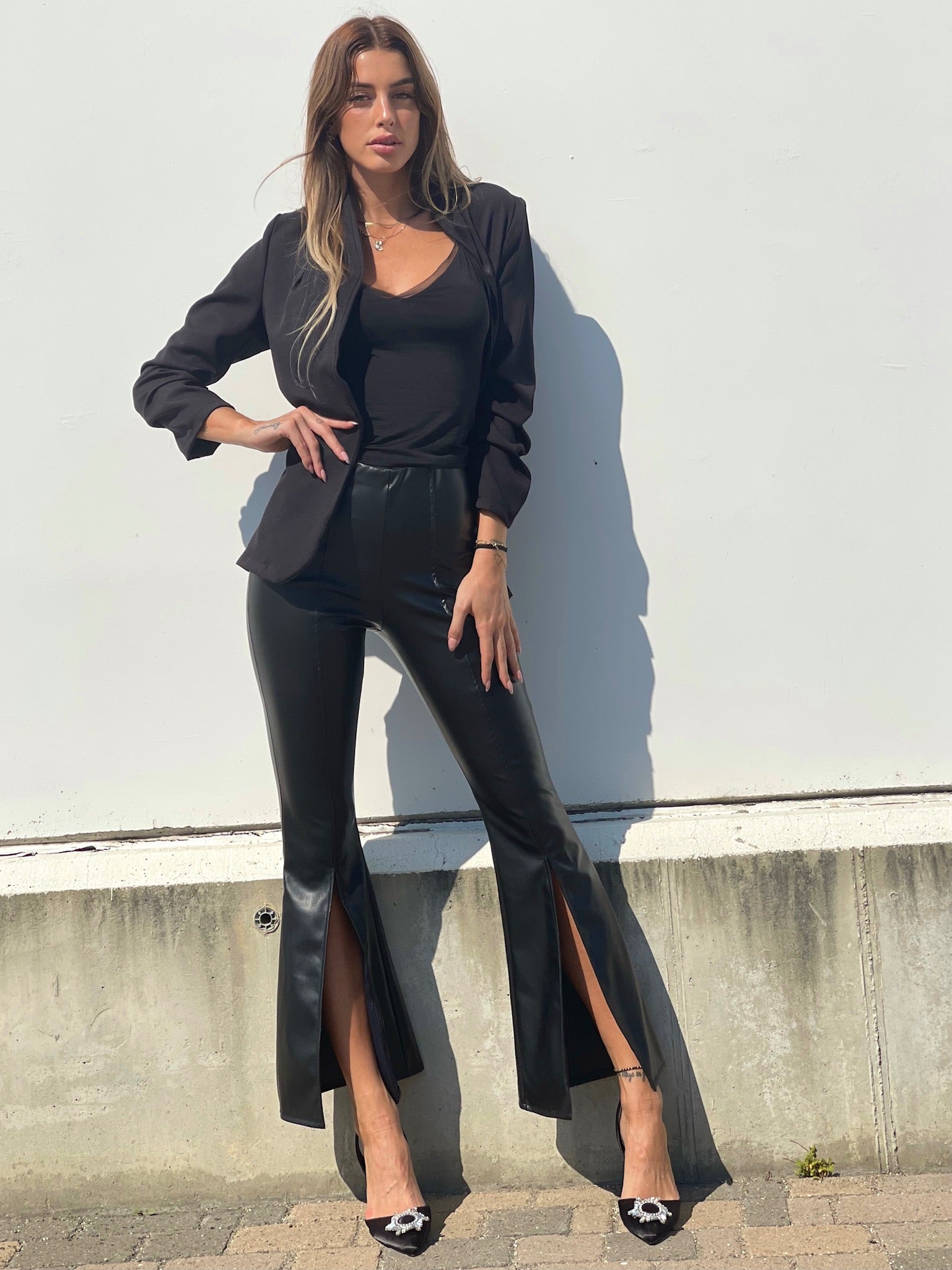 Pantalone in ecopelle con spacco