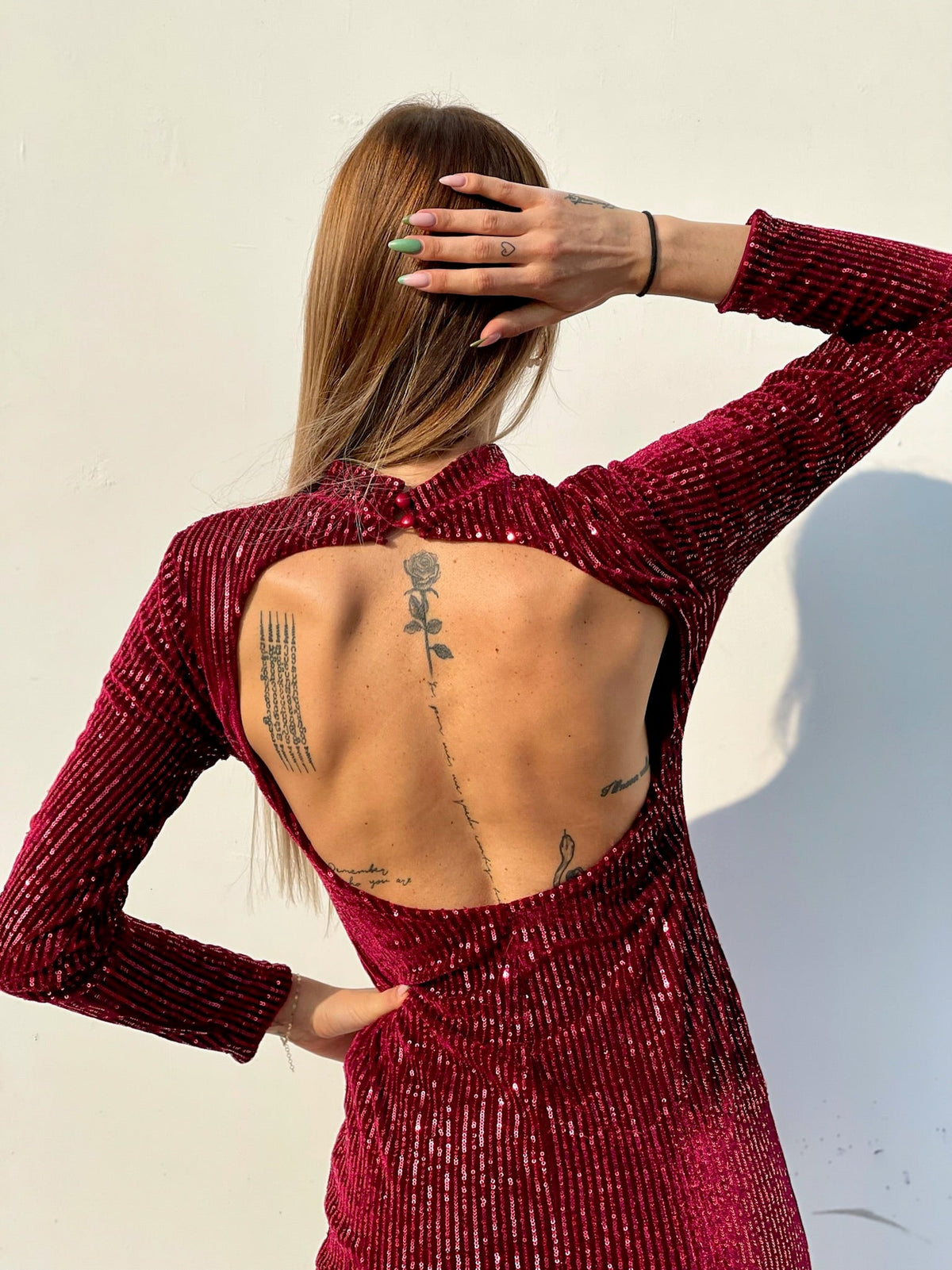 Abito schiena aperta in paillettes rosso