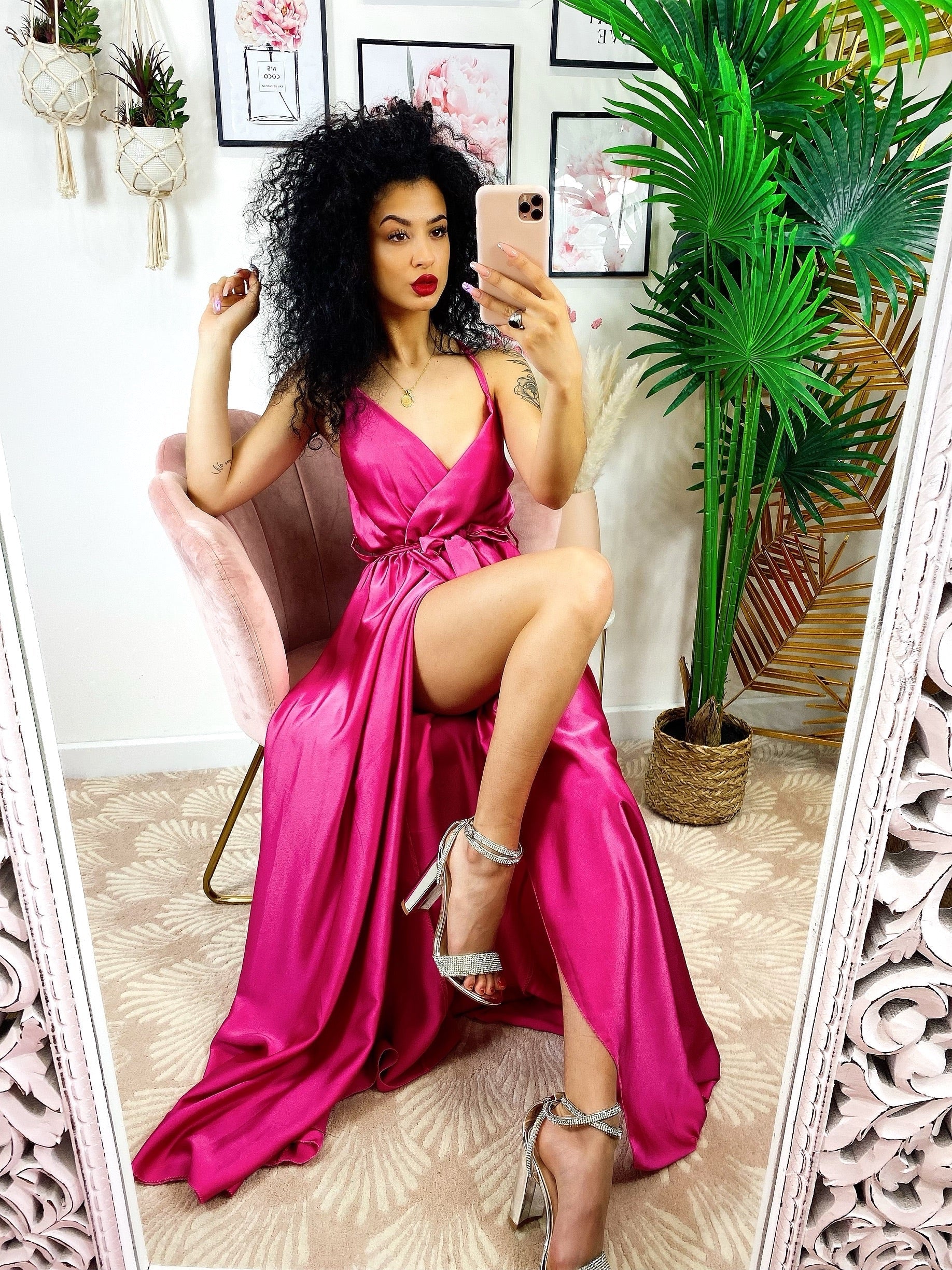 Abito in raso con maxi spacco peonia