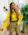 Camicia gialla con bottoni gold e borsetta