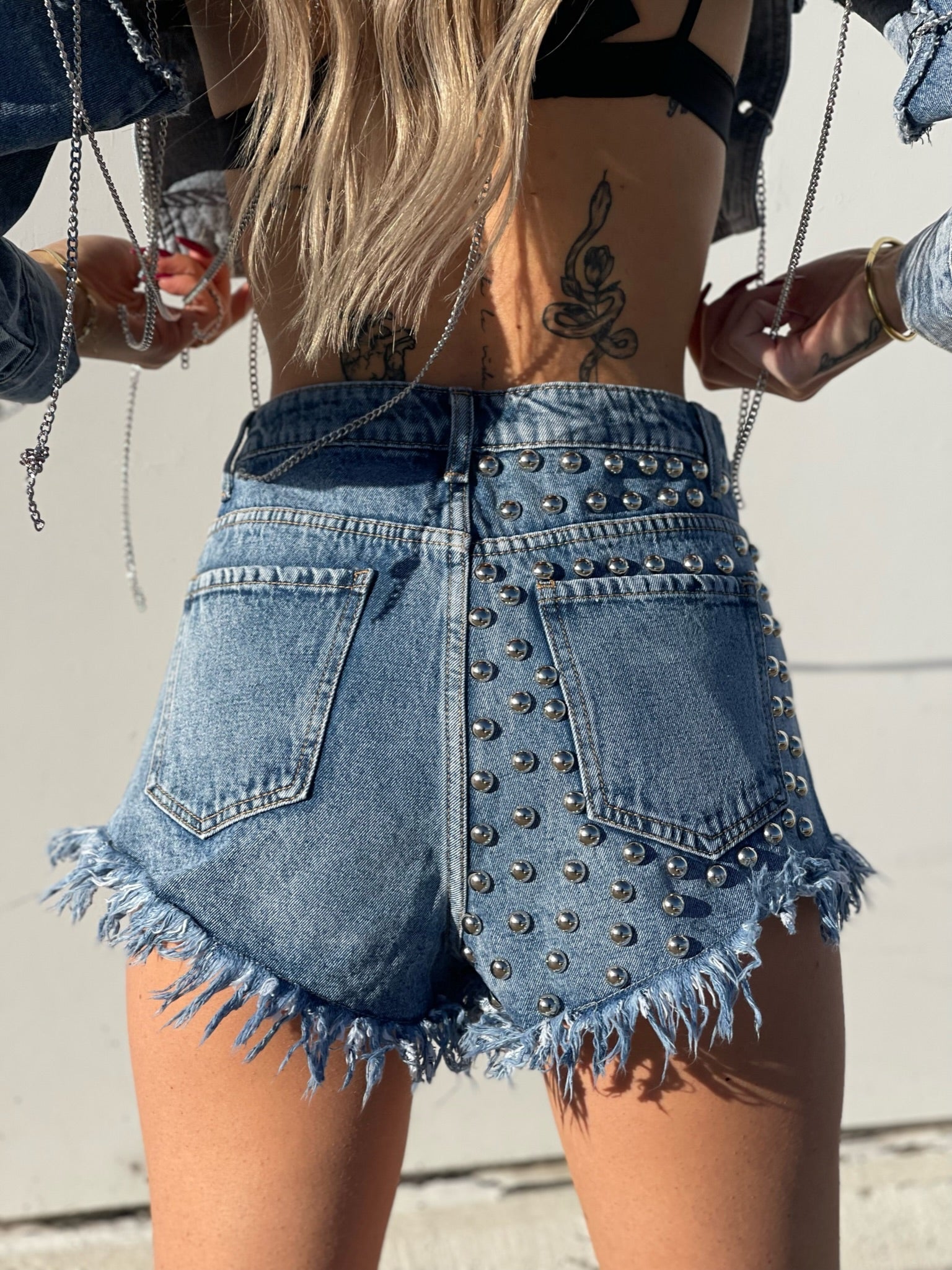 Short jeans con borchie