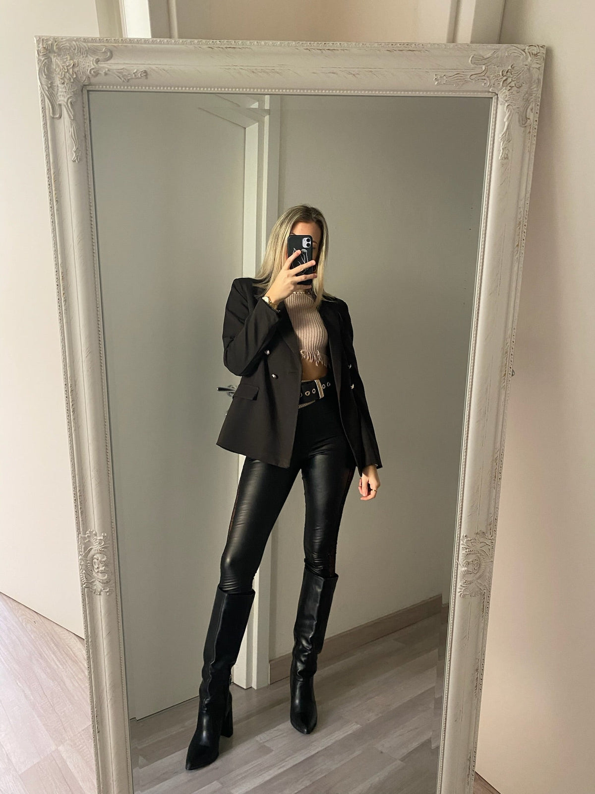 Pantalone in ecopelle con trasparenze