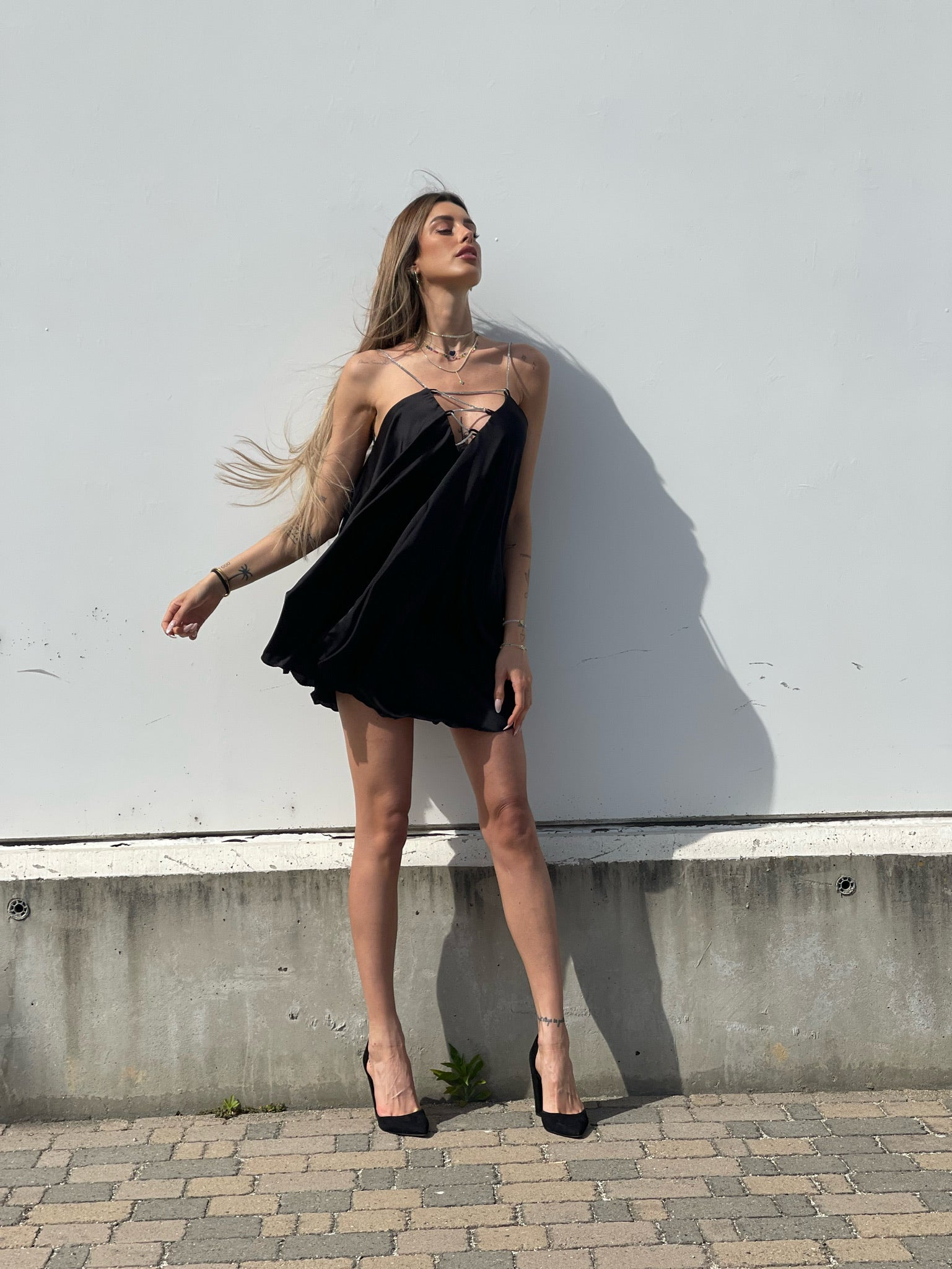 Abito in raso nero con punto luce