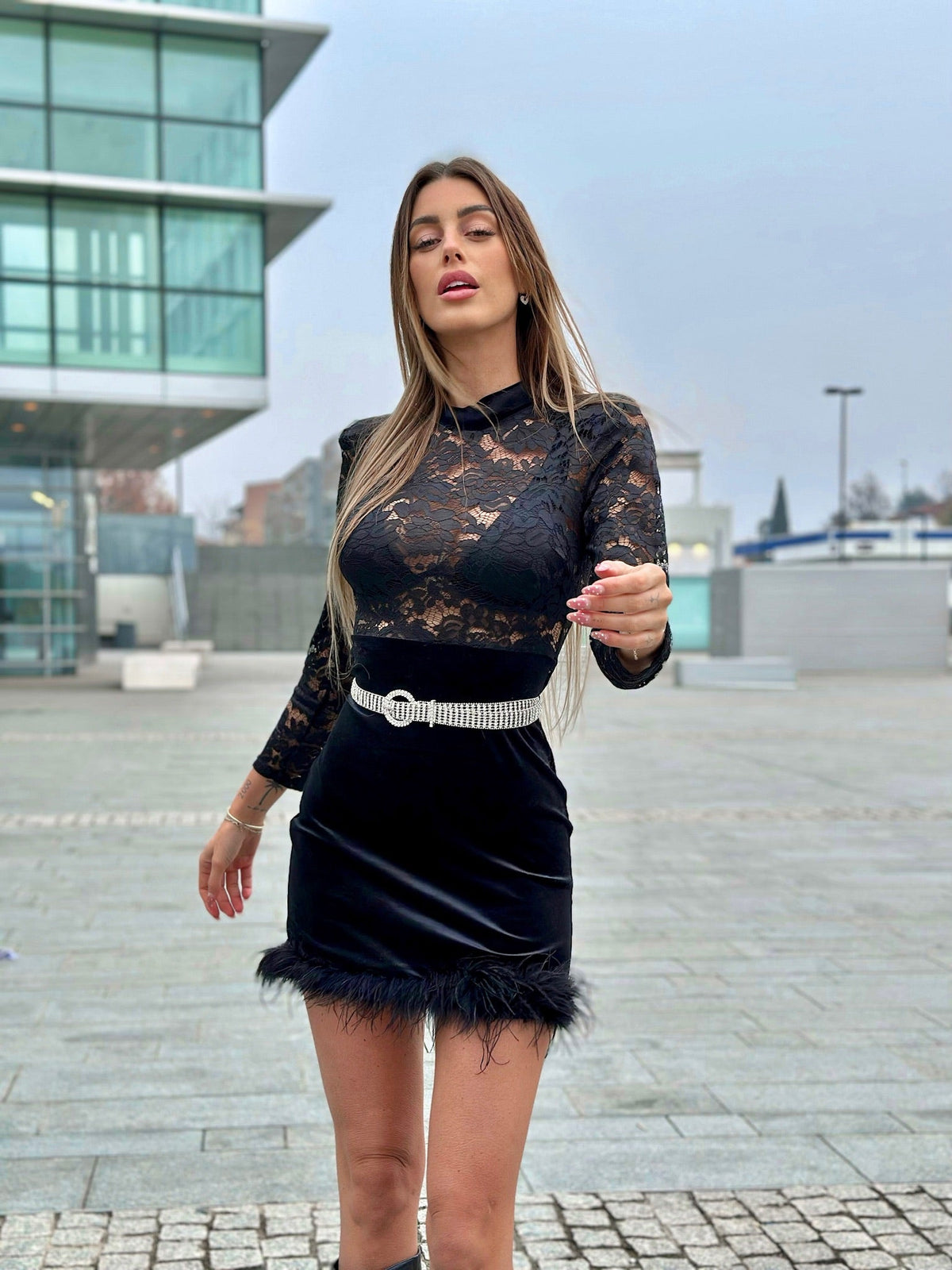 Abito nero con pizzo e piume