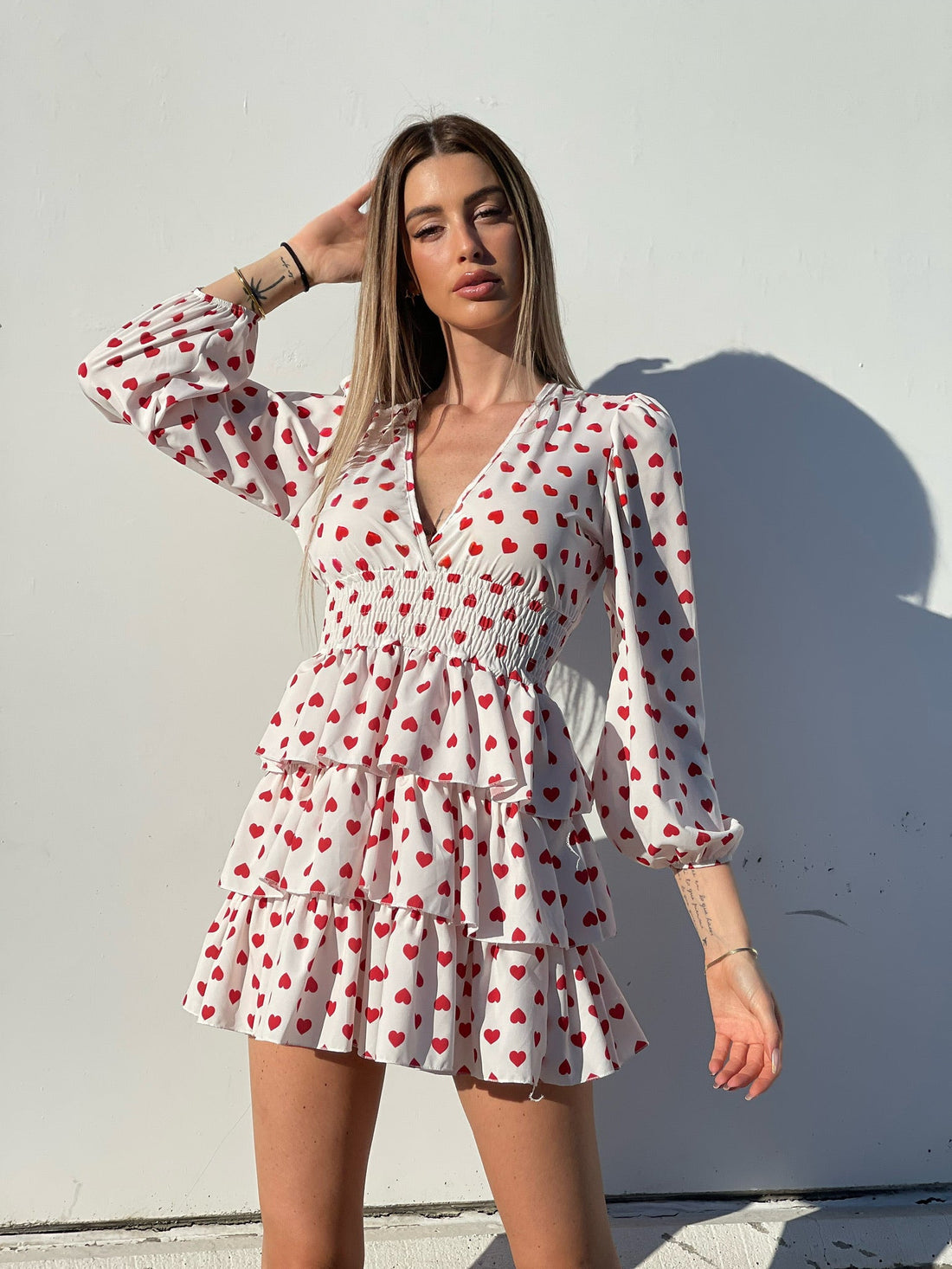 Abito bianco a balze con cuori rossi