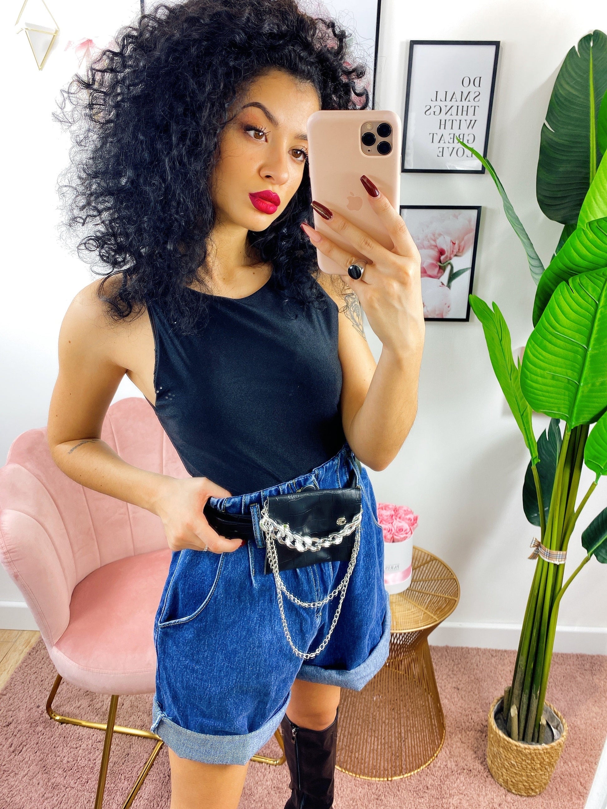 Short in jeans con marsupio e catena