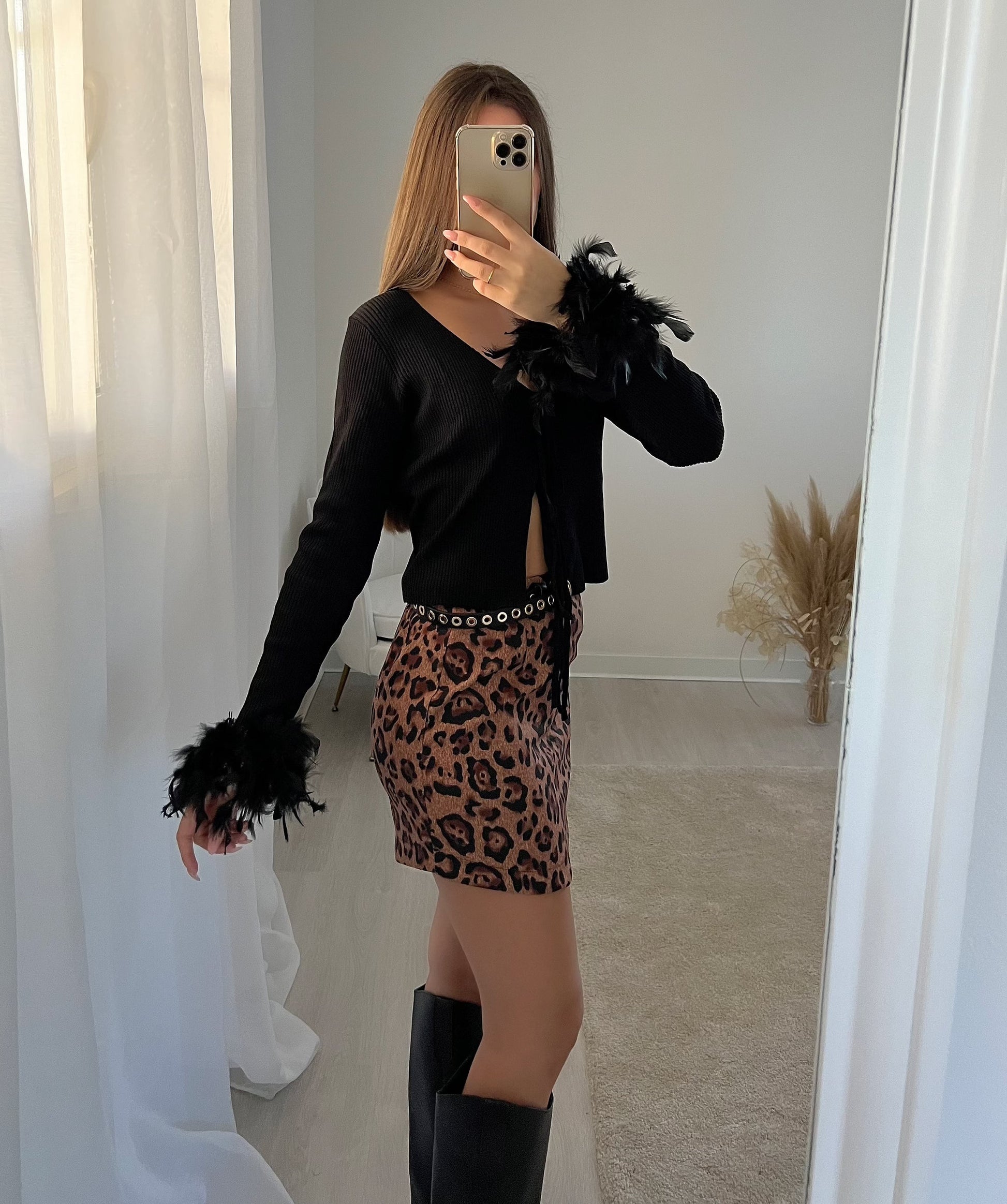 Maglia crop con piume nere