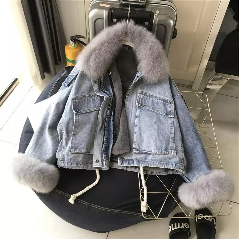Giaccone di jeans con eco-pelliccia grigio.