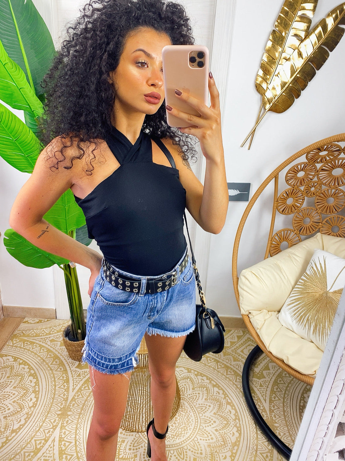 Short jeans con strappini asimmetrico