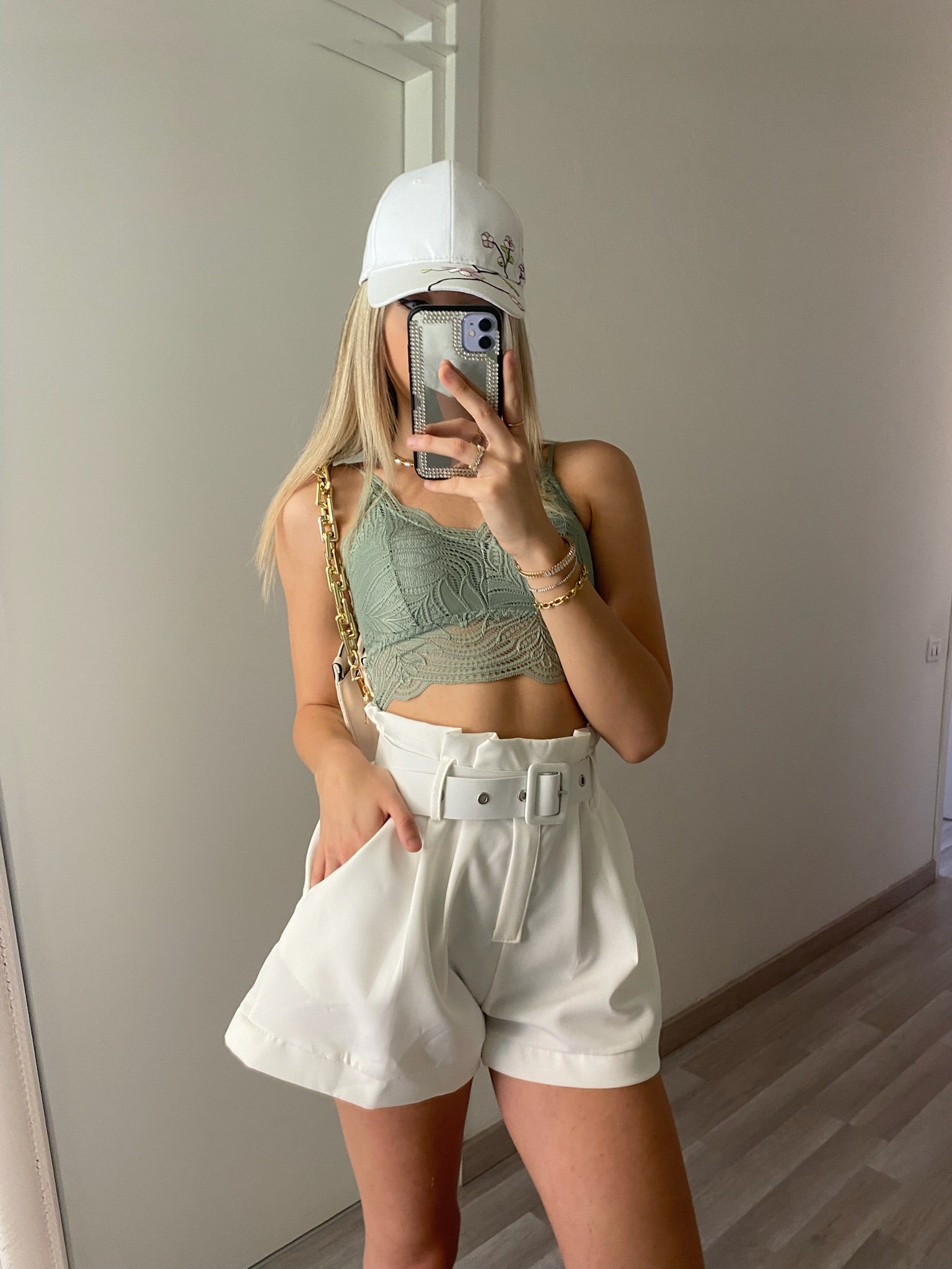 Short bianco con cintura
