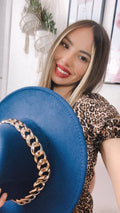 Cappello blu con catena