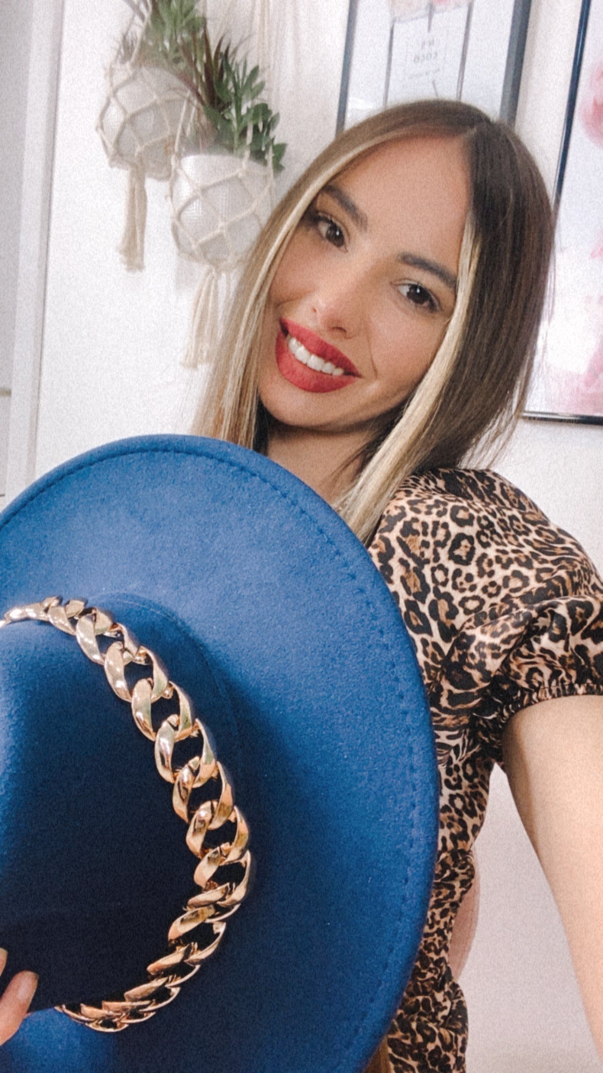 Cappello blu con catena