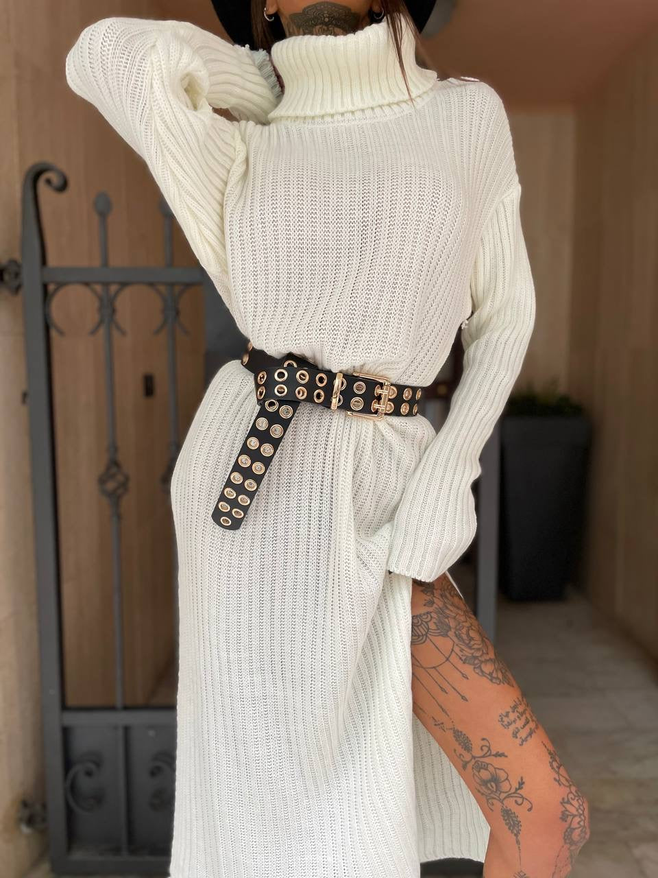 Abito a collo alto lungo con spacco bianco