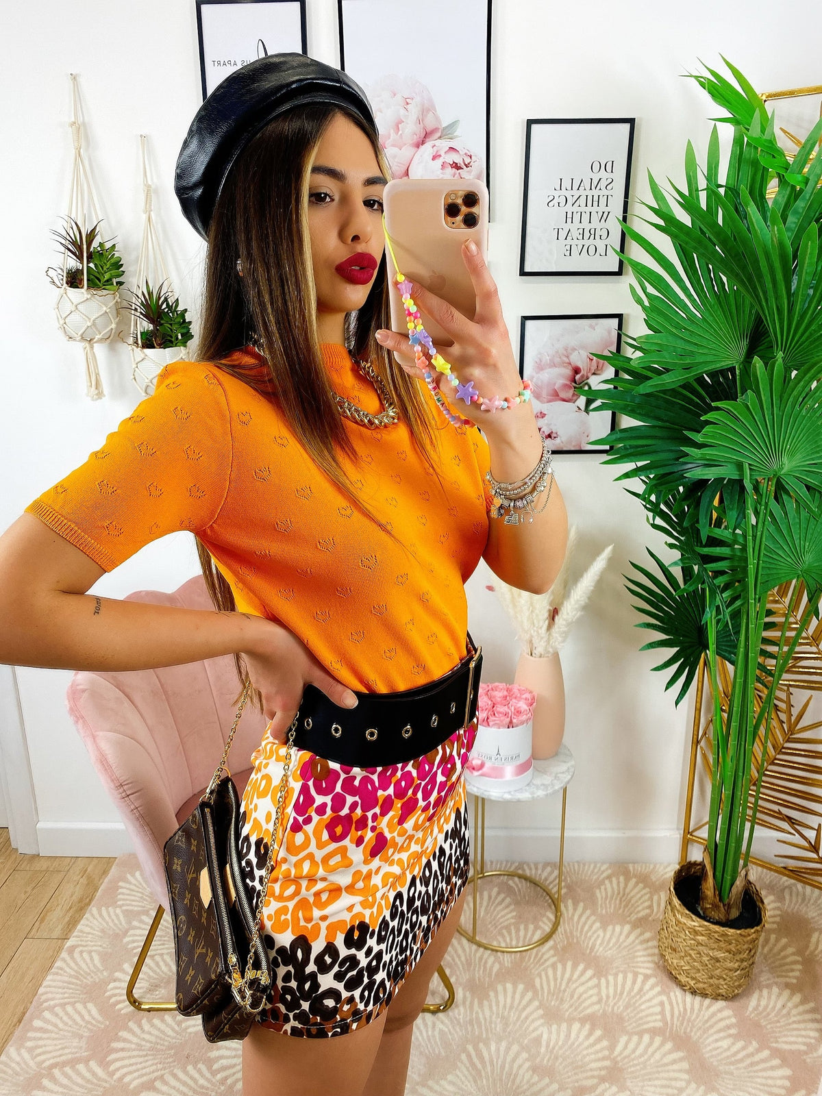 Maglia crop arancio con cuori
