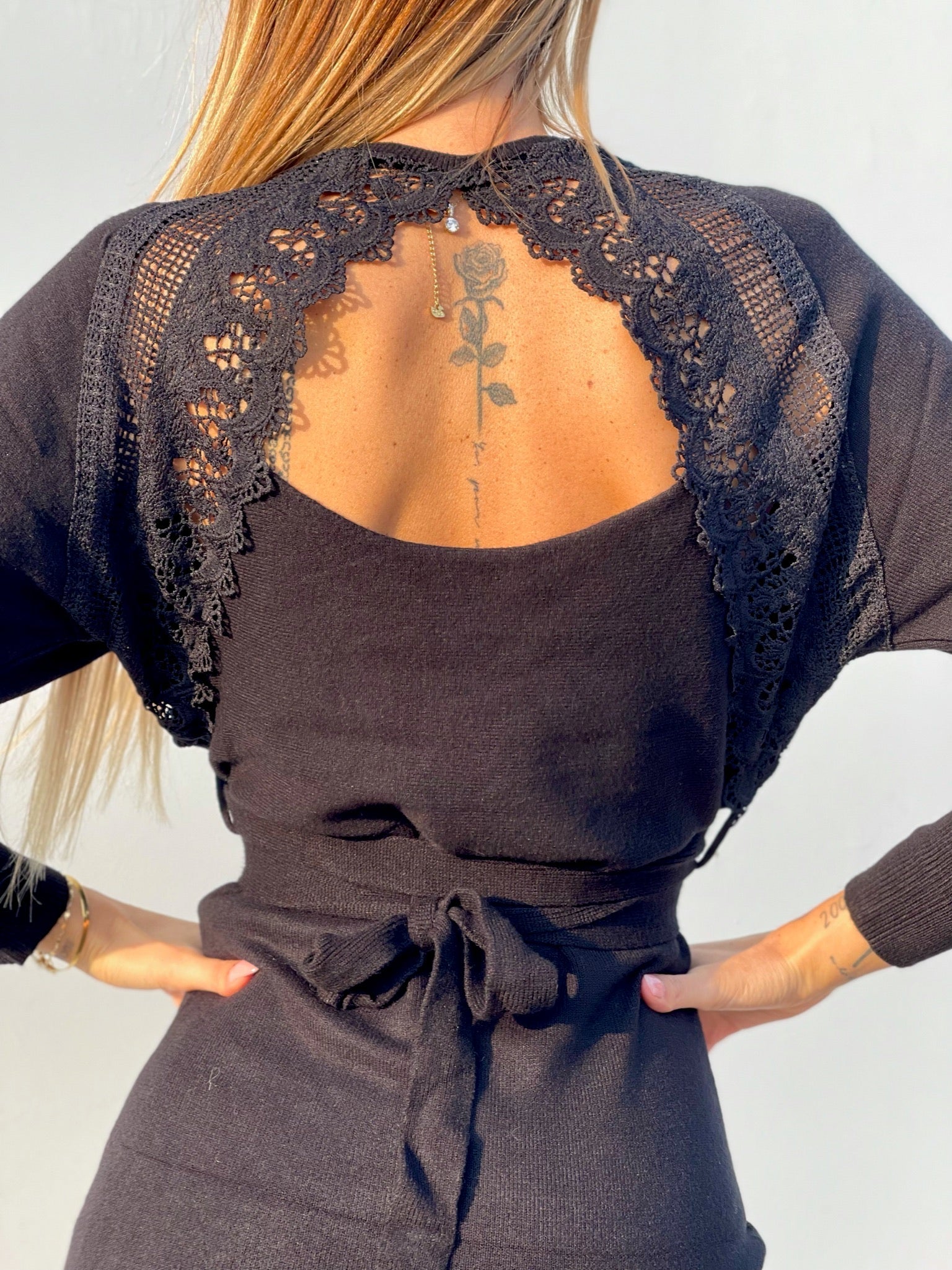 Abito in maglia schiena aperta con pizzo