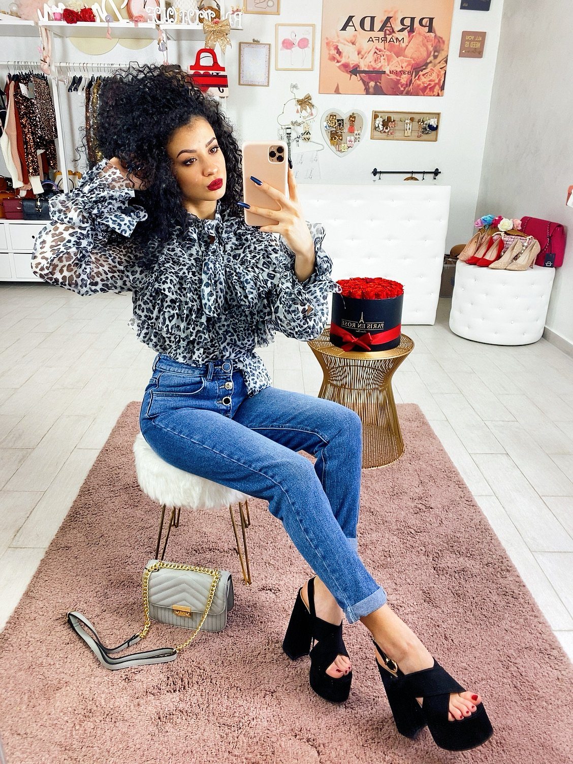Jeans con bottoni in strass