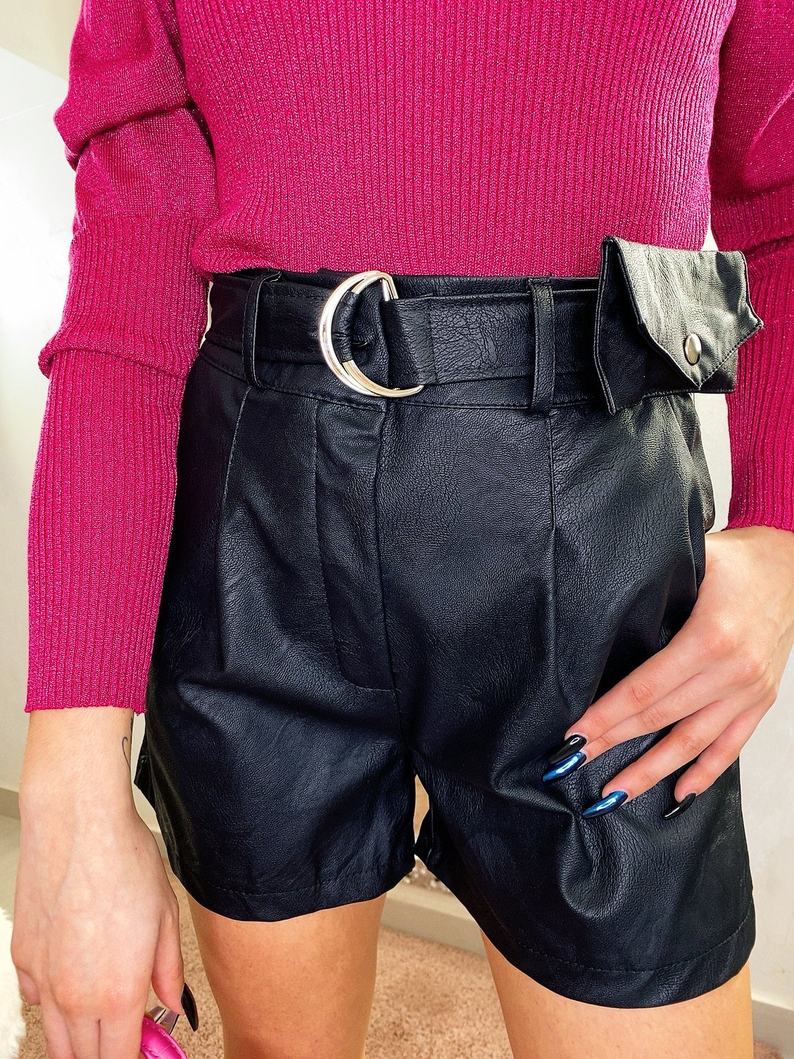 Short in ecopelle con marsupio