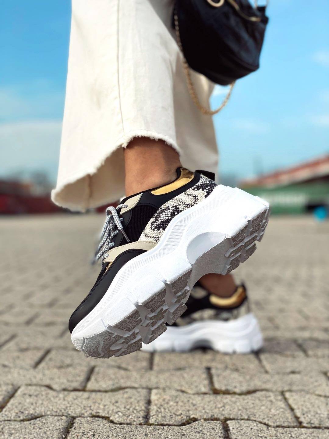 Sneakers pitonata con dettagli oro