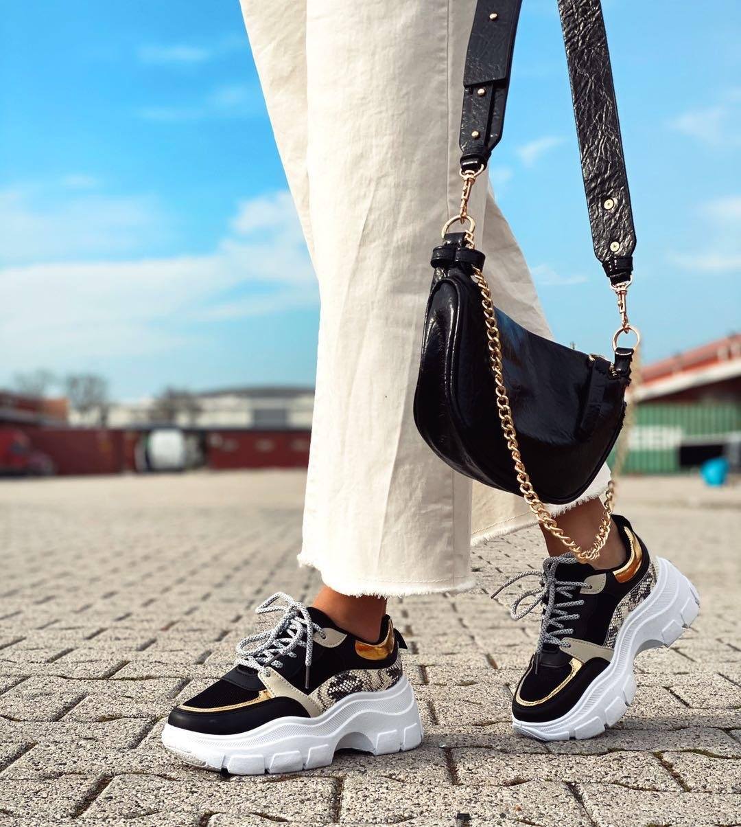 Sneakers pitonata con dettagli oro
