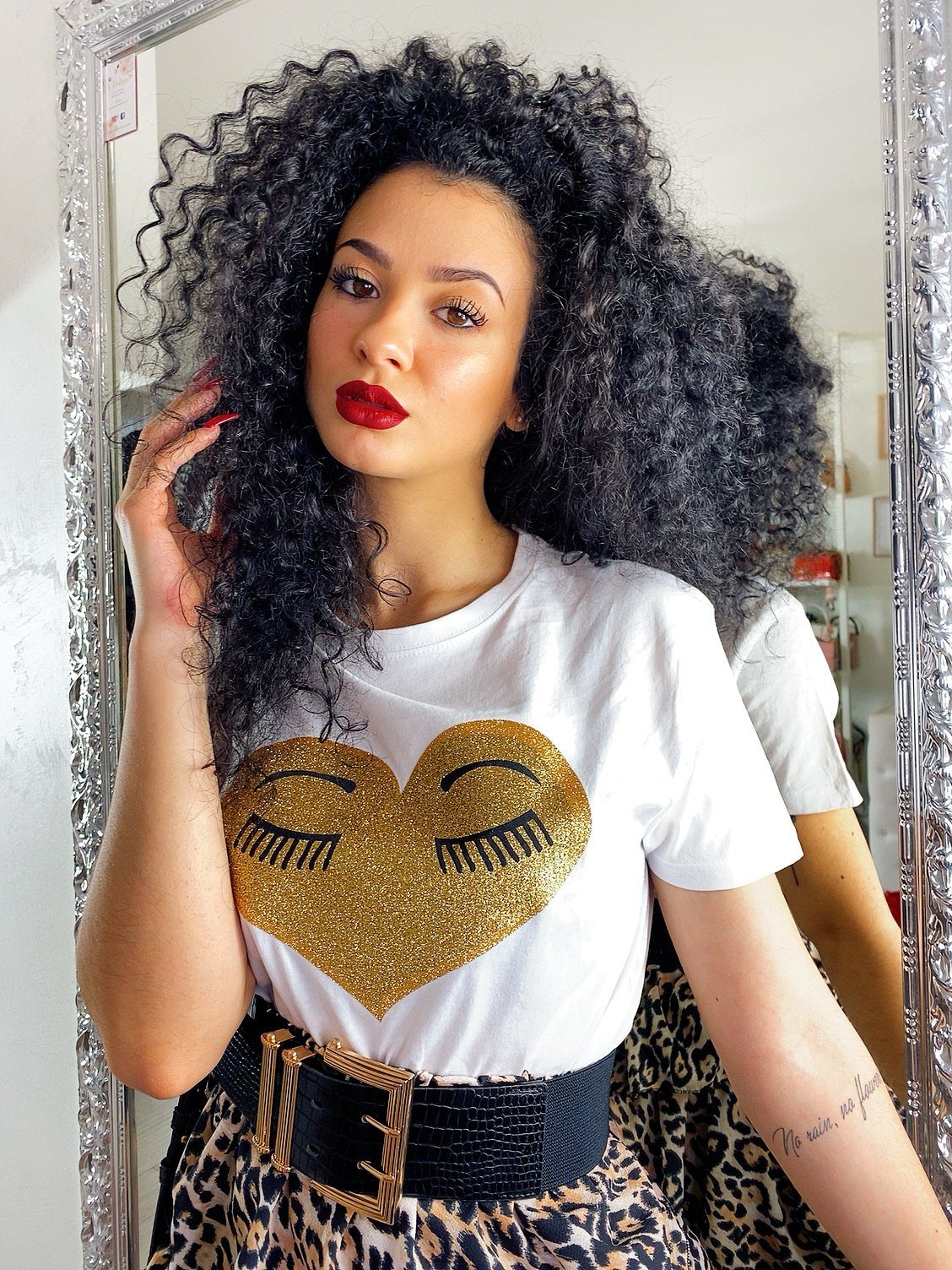 T-shirt con cuore glitter