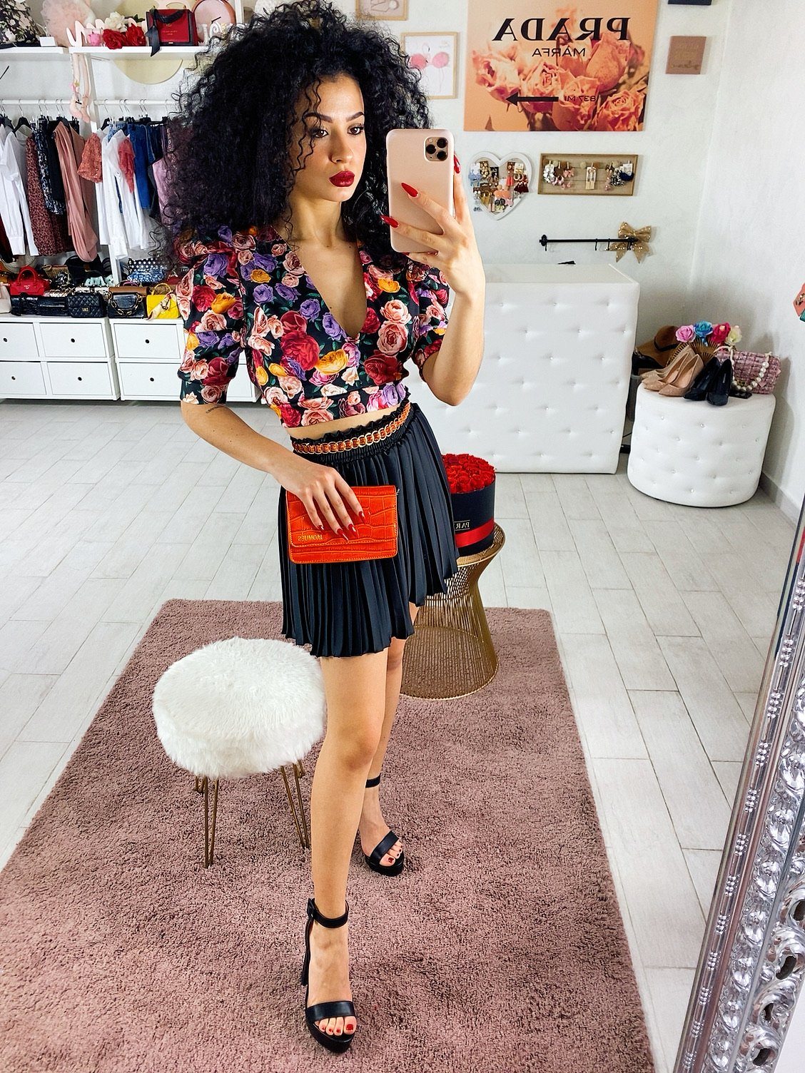Top con fiori e schiena aperta