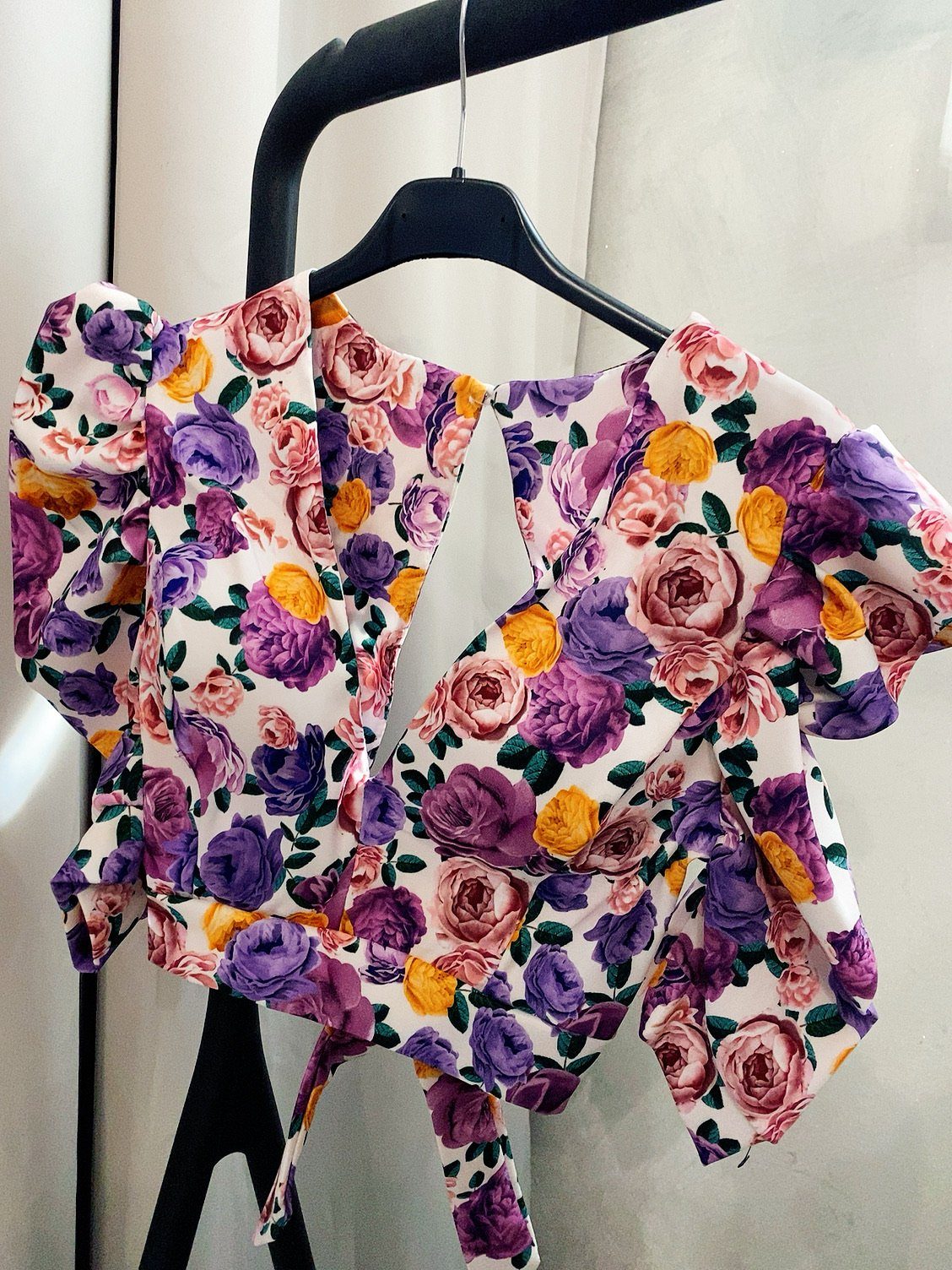 Top con fiori e schiena aperta