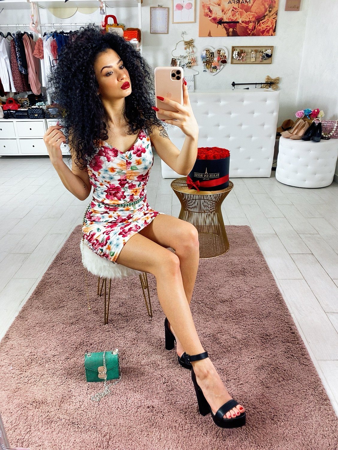 Tubino aderente arricciato con fiori bianco